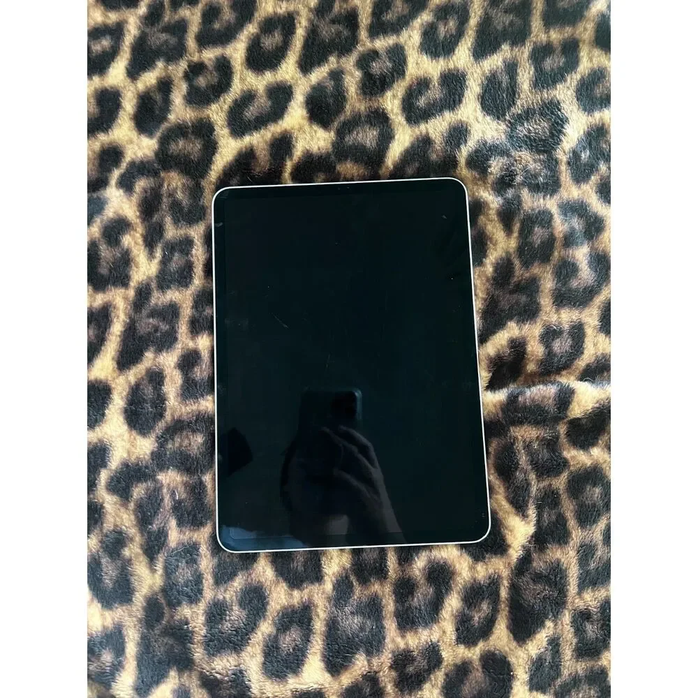 Apple iPadPro 11”(2nd Gen, 256GB, Wi-Fi)+Apple Pencil & Keyboard–Great Condition